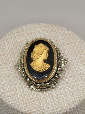 Vintage Whiting & Davis Unmarked Cameo Brooch